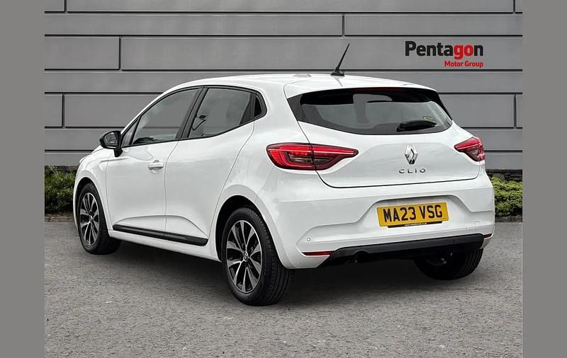 Used Renault Clio V Evolution 88 HP (64 kW) 2023 White Hatchback
