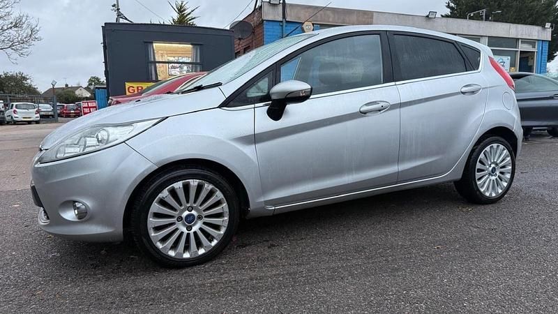 Usado Ford Fiesta Titanium 96 HP (70 kW) 2010 Prateado Citadino