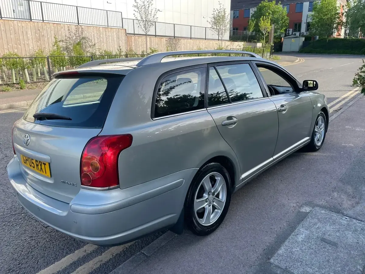 Used Toyota Avensis T3 129 HP (94 kW) 2005 Silver Estate