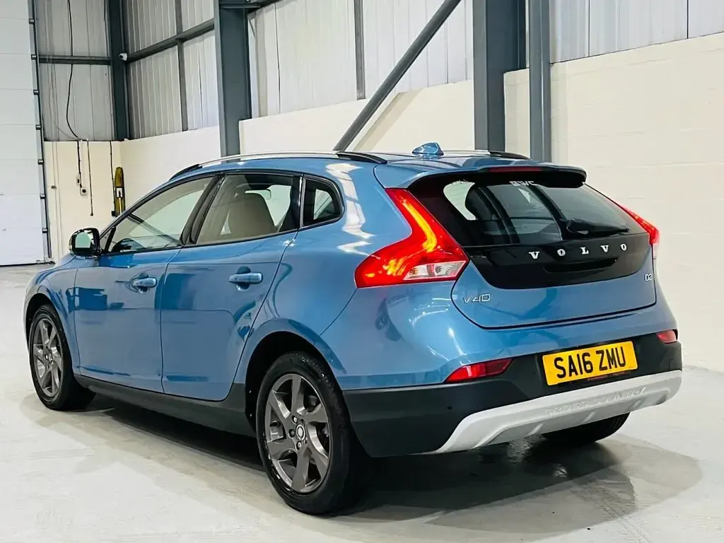 Used Volvo V40 120 HP (88 kW) 2016 Blue Hatchback