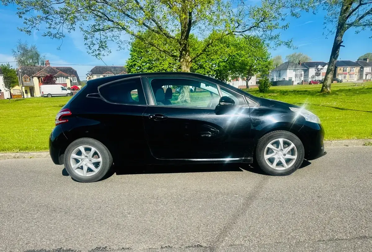 Used Peugeot 208 Active 68 HP (50 kW) 2012 Black Hatchback