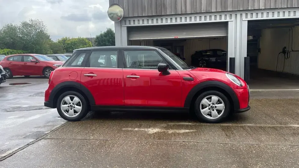 Used Mini Cooper Classic 134 HP (98 kW) 2023 Red Hatchback