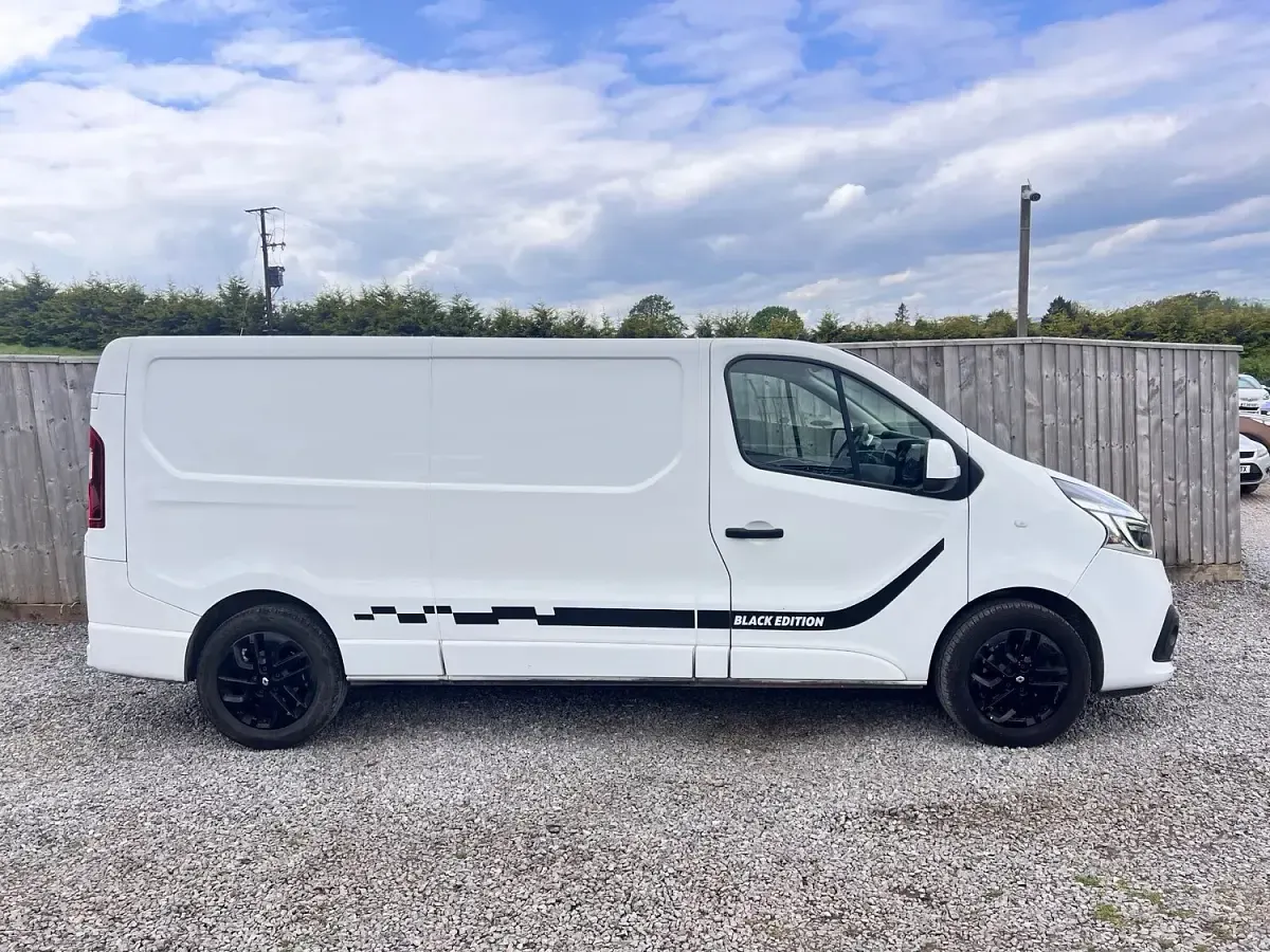 Used Renault Trafic Black Edition 2021 White MPV