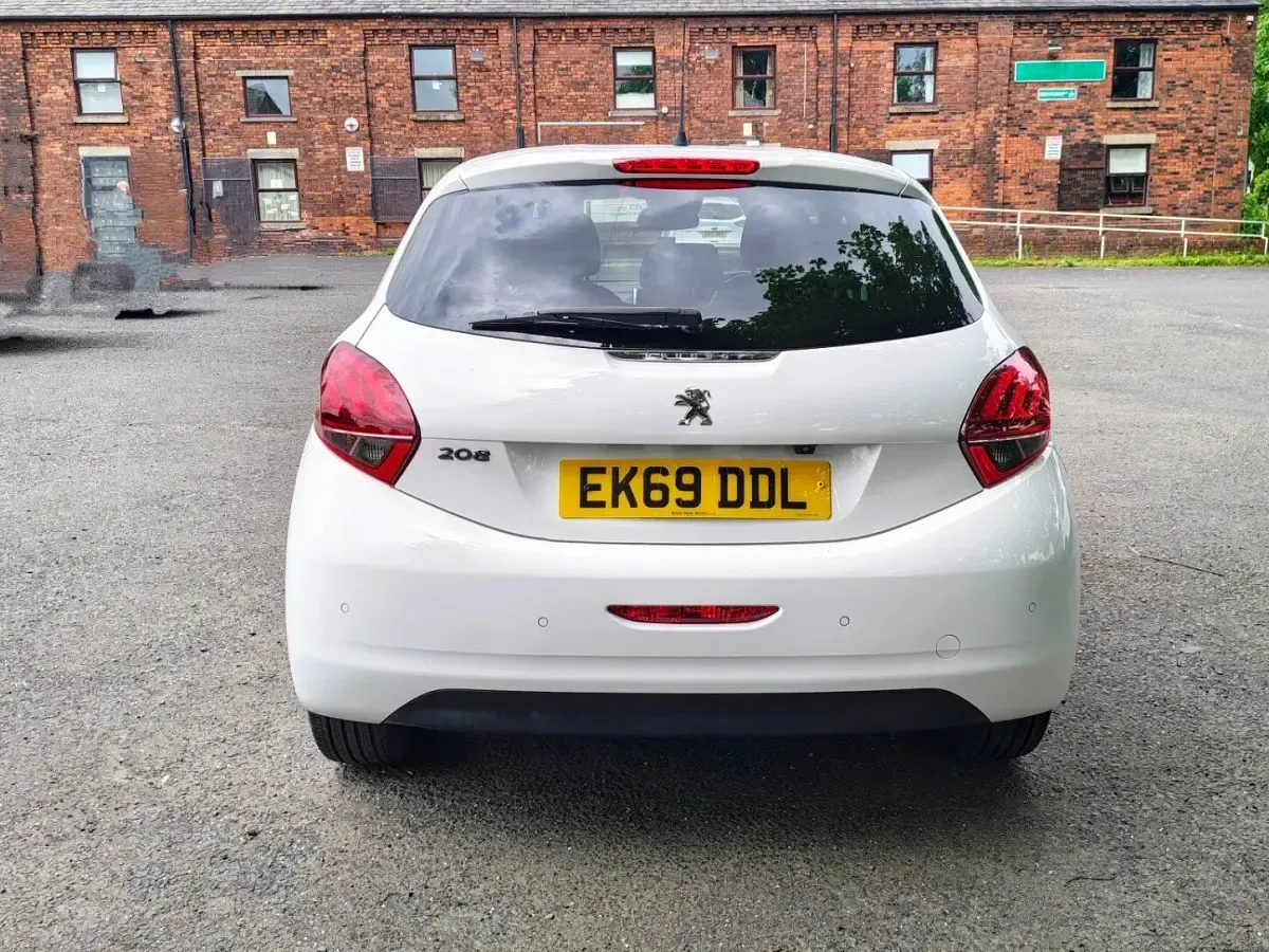 Used Peugeot 208 2019 White Hatchback