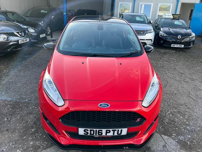 Usado Ford Fiesta Zetec 2016 Vermelho Citadino
