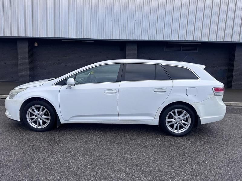 Used Toyota Avensis 2010 White Estate