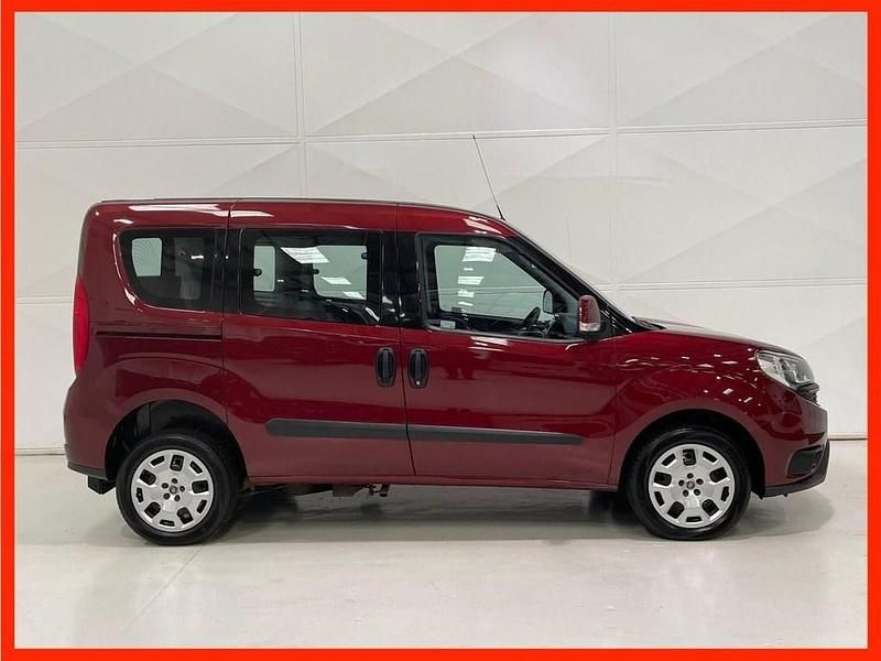 Used Fiat Doblò Easy 95 HP (69 kW) 2018 Red MPV