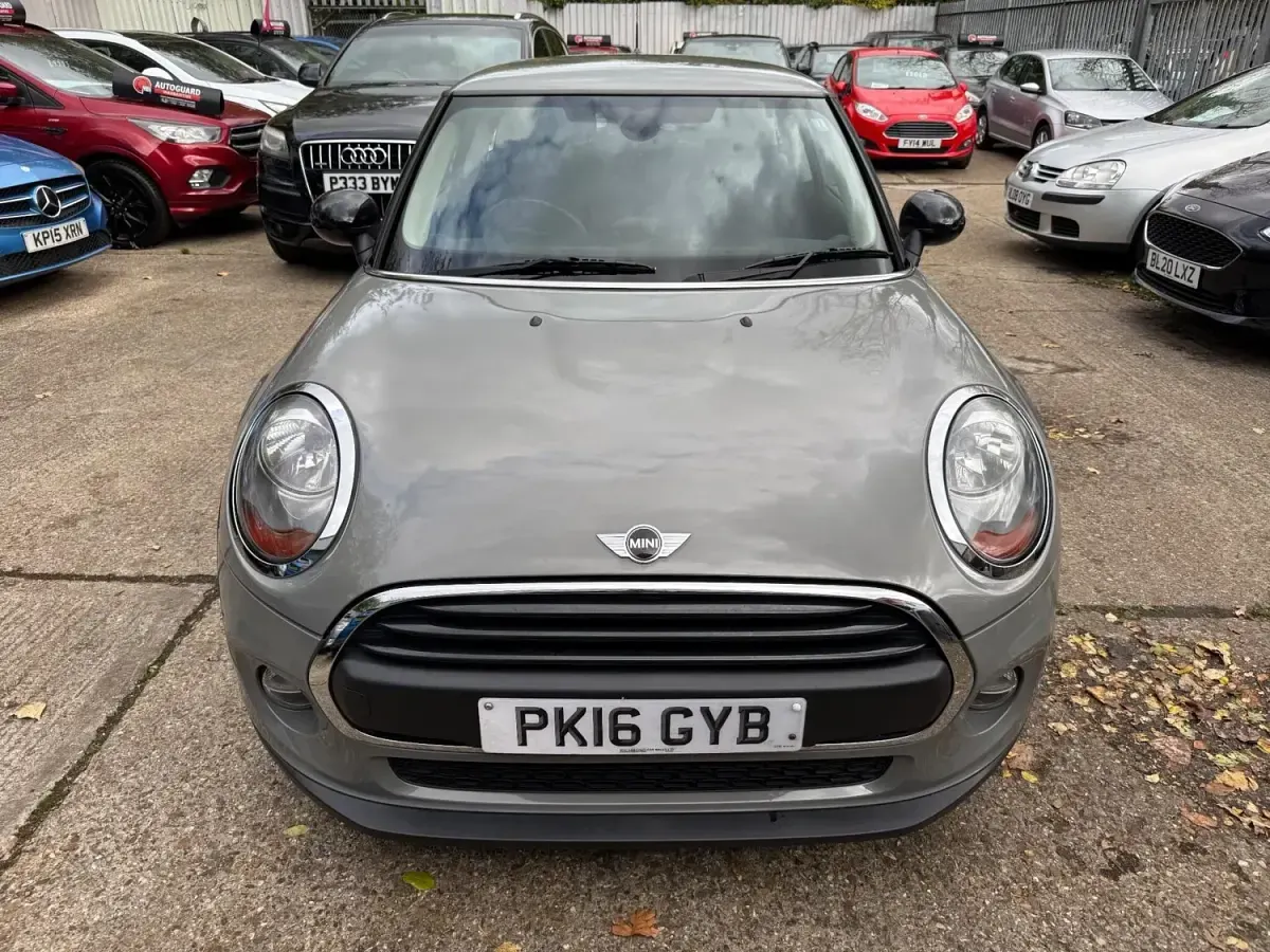 Usado Mini ONE Hatch 102 CV (75 kW) 2016 Gris Utilitario