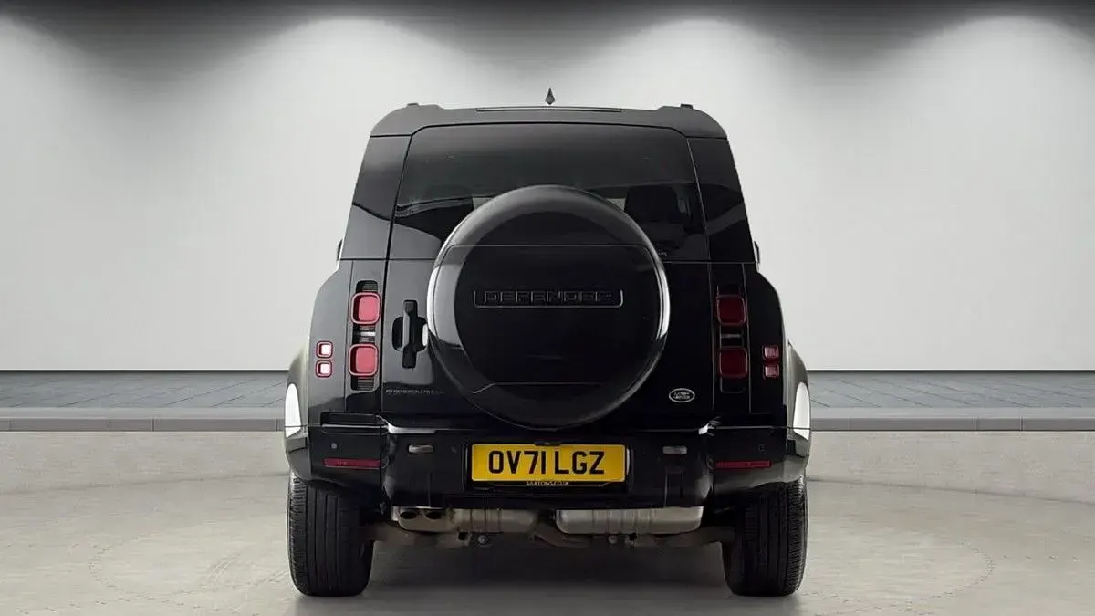 Used Land Rover Defender SE Dynamic 250 HP (183 kW) 2021 Santorini black SUV
