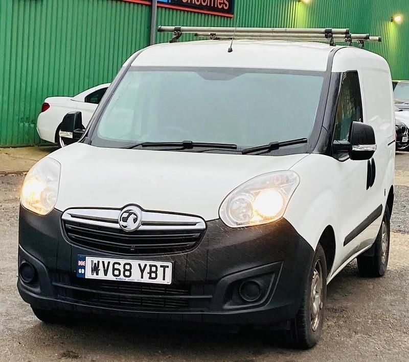 Used Vauxhall Combo S 95 HP (69 kW) 2018 White MPV