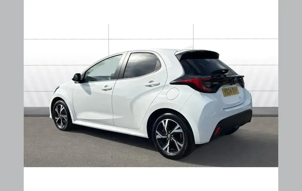 Used Toyota Yaris Design 113 HP (83 kW) 2024 White Hatchback