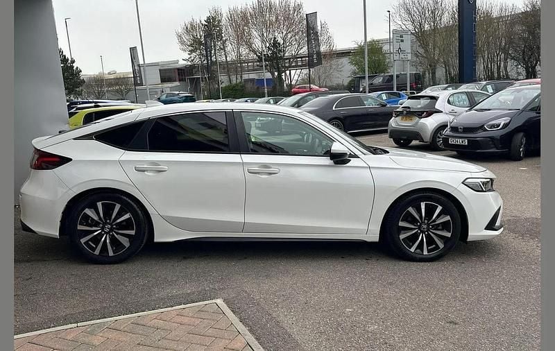 Used Honda Civic Elegance 143 HP (105 kW) 2024 Platinum white Hatchback