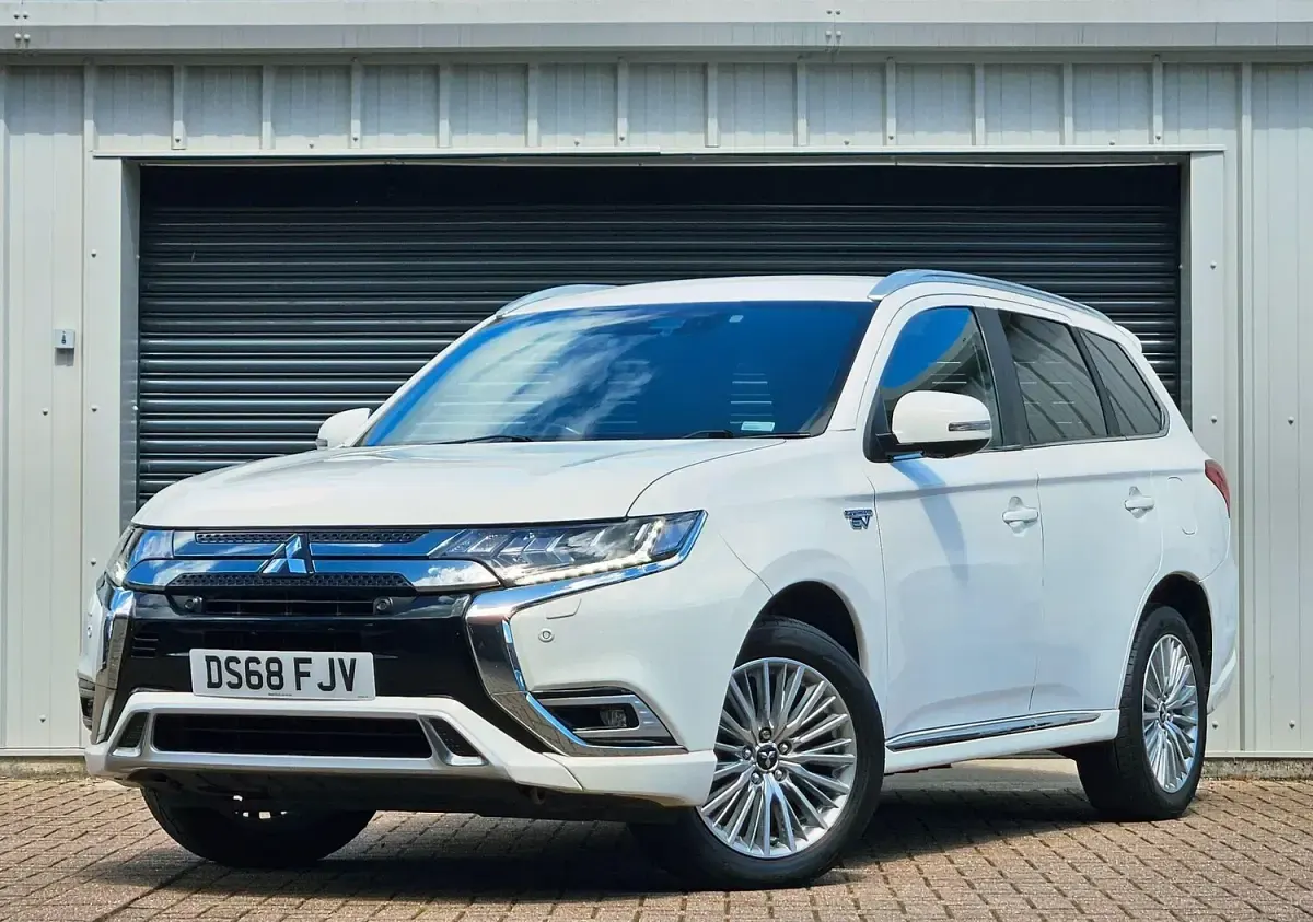 Used Mitsubishi Outlander P-HEV 210 HP (154 kW) 2018 White Estate