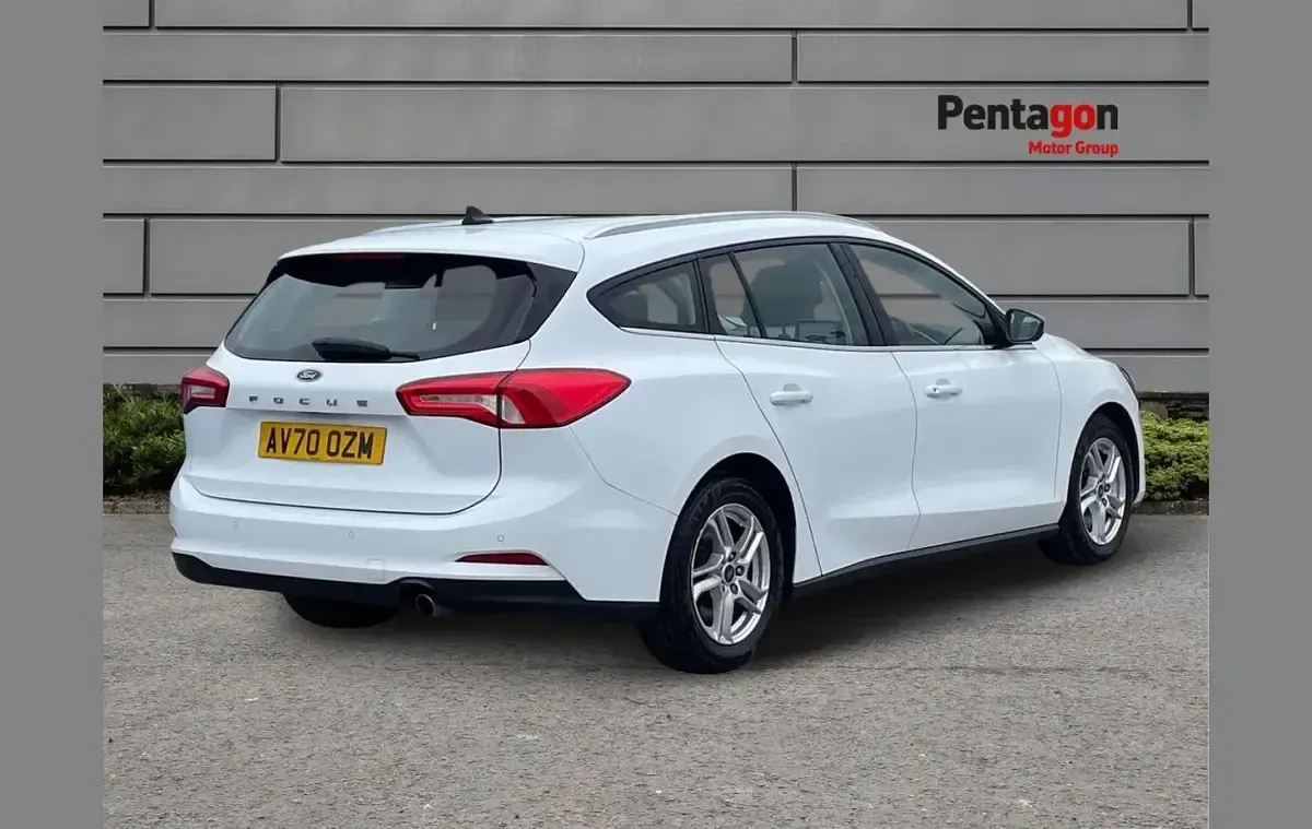 Used Ford Focus Zetec 120 HP (88 kW) 2021 White Estate