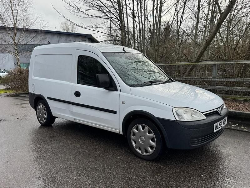 Used Vauxhall Combo 75 HP (55 kW) 2009 White MPV