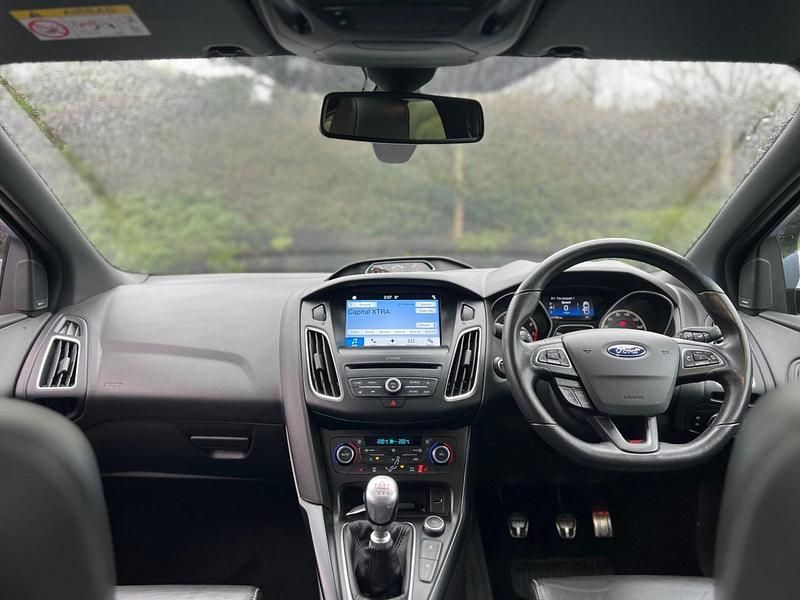 Used Ford Focus ST 250 HP (183 kW) 2017 White Hatchback