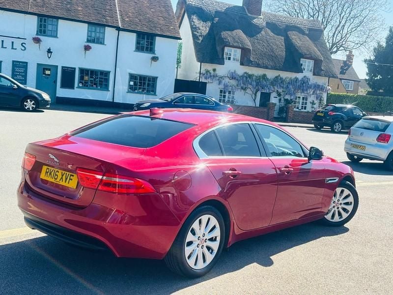 Begagnad Jaguar XE Prestige 163 HK (119 kW) 2016 Röd Sedan