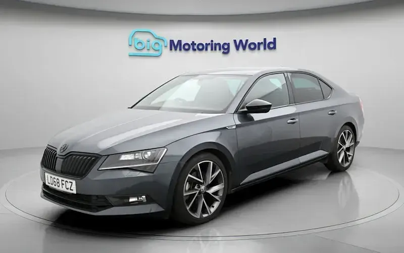 Usado Skoda Superb SportLine 150 CV (110 kW) 2018 Gris Utilitario