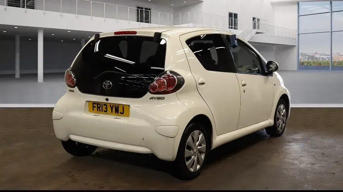 Używany Toyota Aygo Style 68 KM (50 kW) 2013 Biały Hatchback