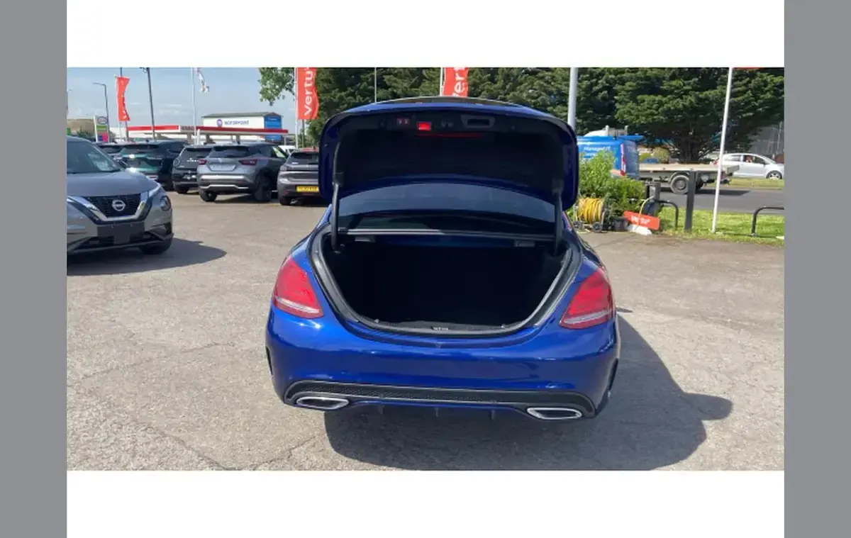 Usado Mercedes C250 AMG Line Premium 204 HP (150 kW) 2018 Azul Sedan