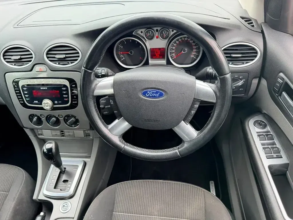 Used Ford Focus Titanium 99 HP (72 kW) 2010 Silver Hatchback