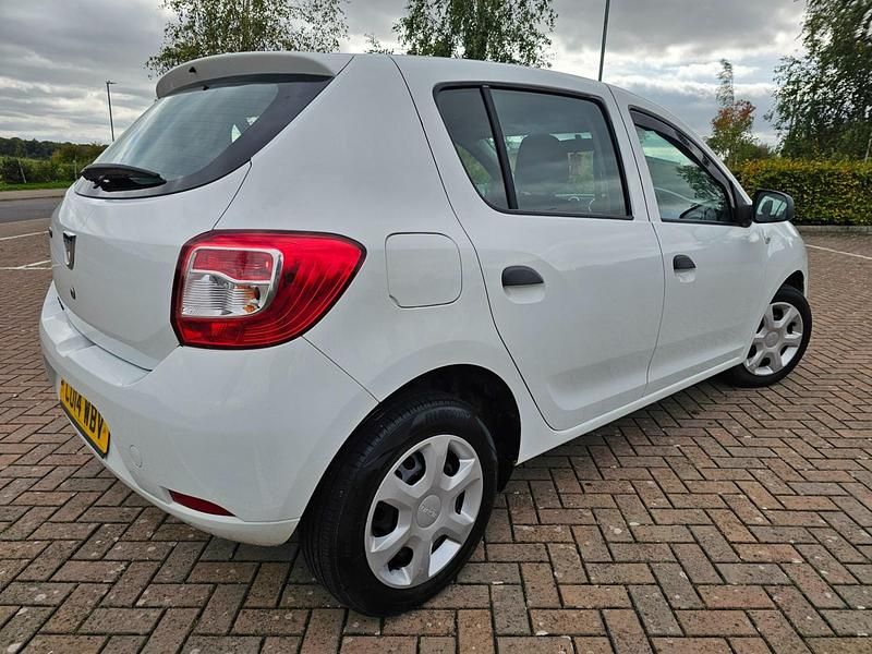 Used Dacia Sandero Ambiance 75 HP (55 kW) 2014 White Hatchback