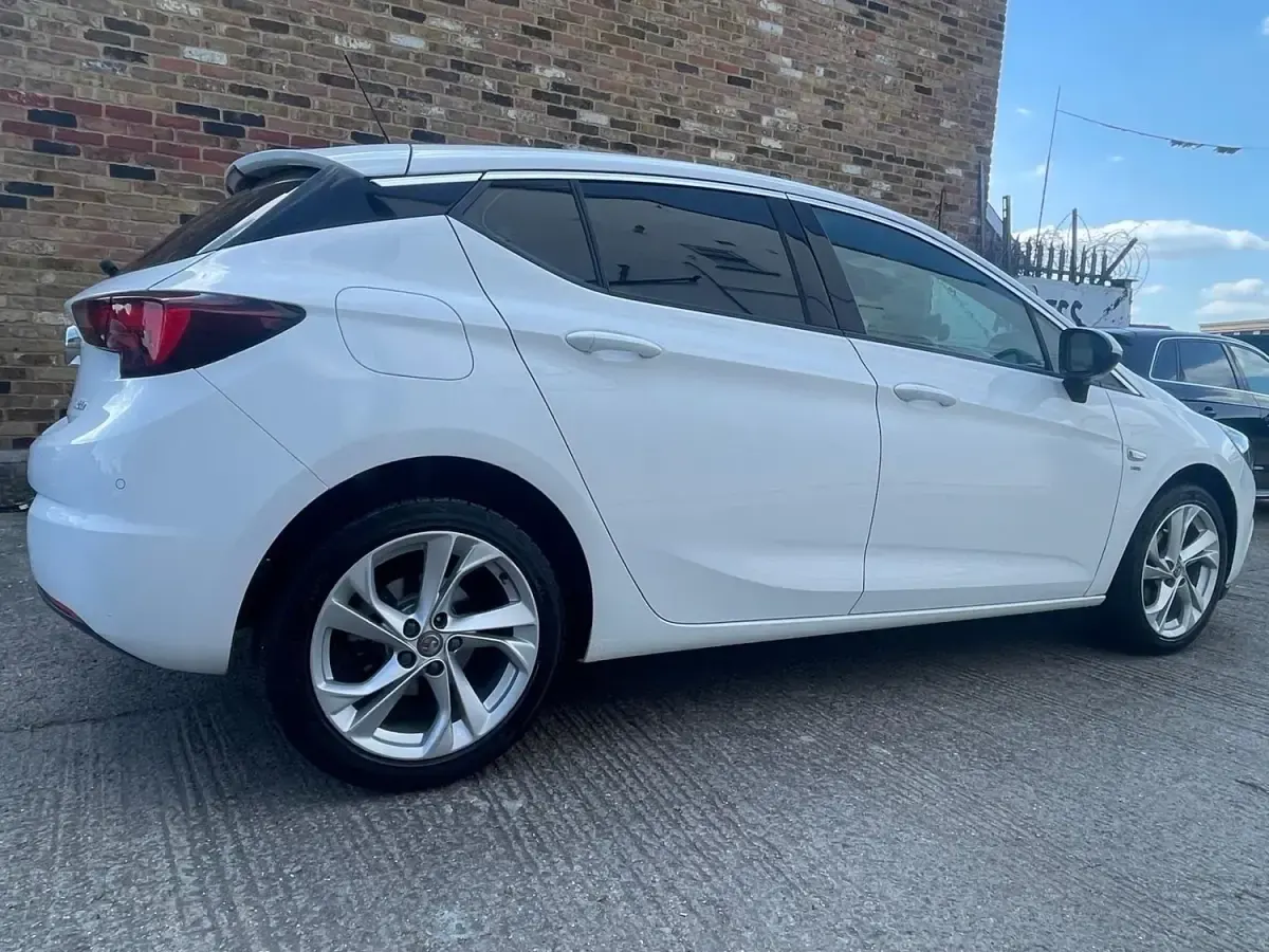 Używany Vauxhall Astra SRi 150 KM (110 kW) 2016 Biały Hatchback