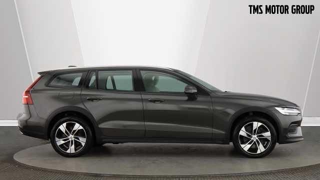 Used Volvo V60 CC 247 HP (181 kW) 2022 Estate
