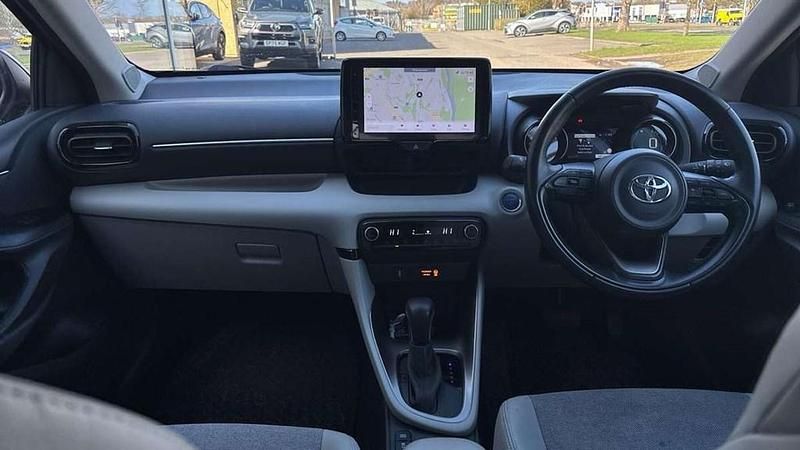 Used Toyota Yaris Hybrid 113 HP (83 kW) 2022 Red Hatchback