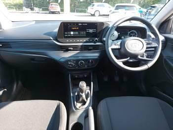 New Hyundai i20 Advanced 100 HP (73 kW) 2025 White Hatchback