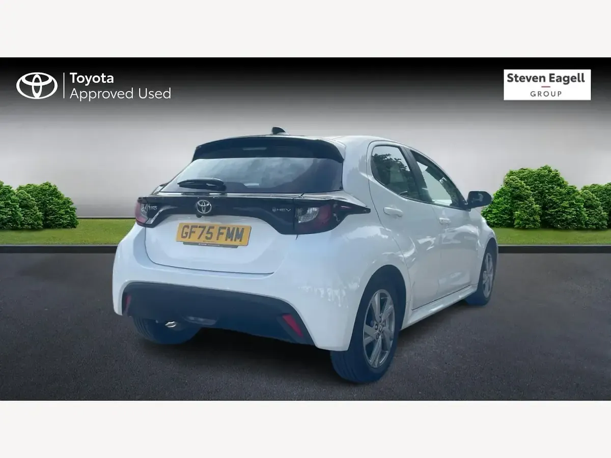 Used Toyota Yaris 114 HP (83 kW) 2025 White Hatchback