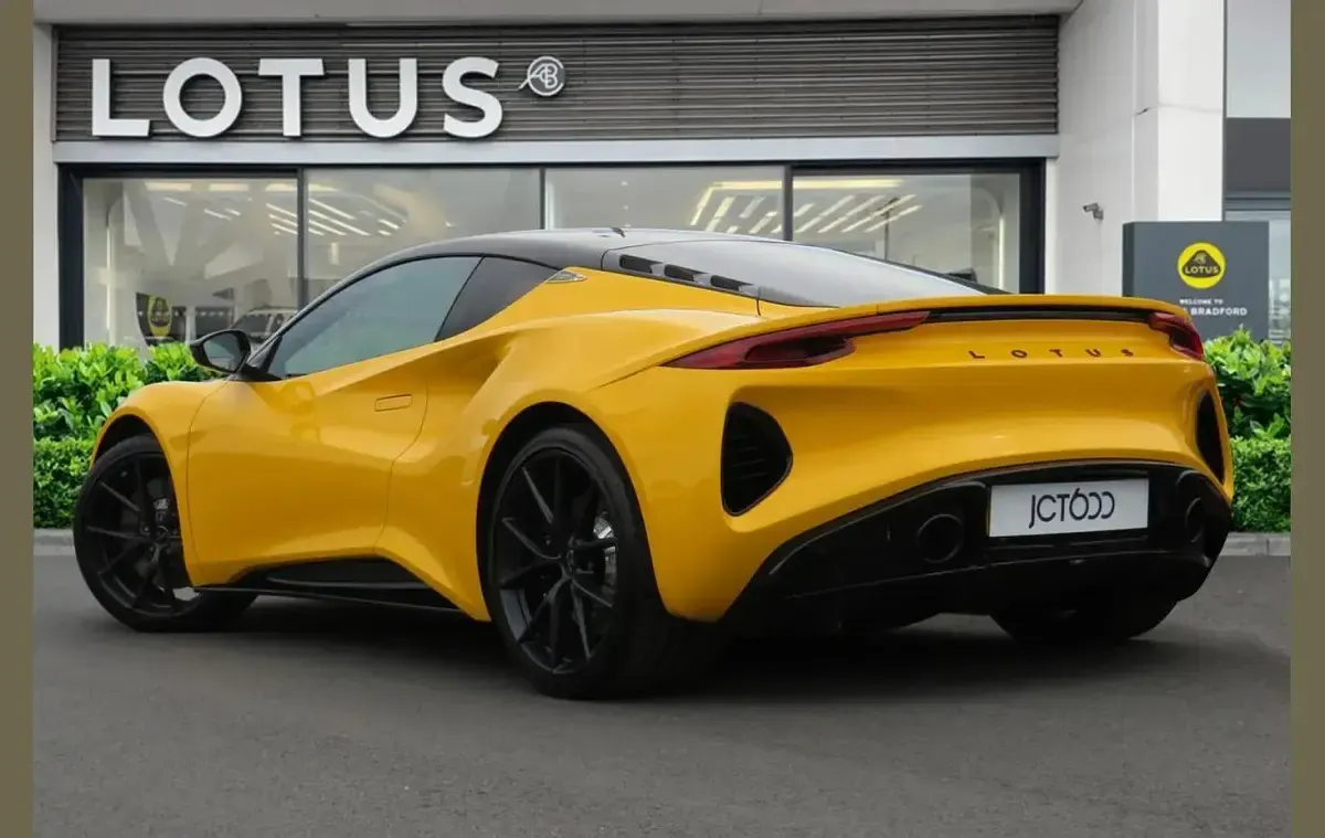 Used Lotus Emira 405 HP (297 kW) 2026 Yellow Coupe