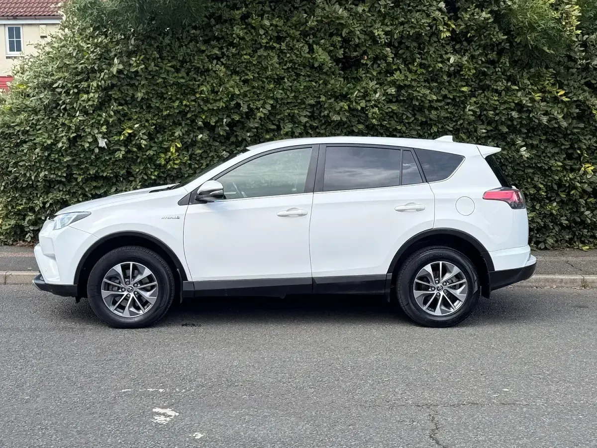 Used Toyota RAV4 197 HP (144 kW) 2018 White SUV