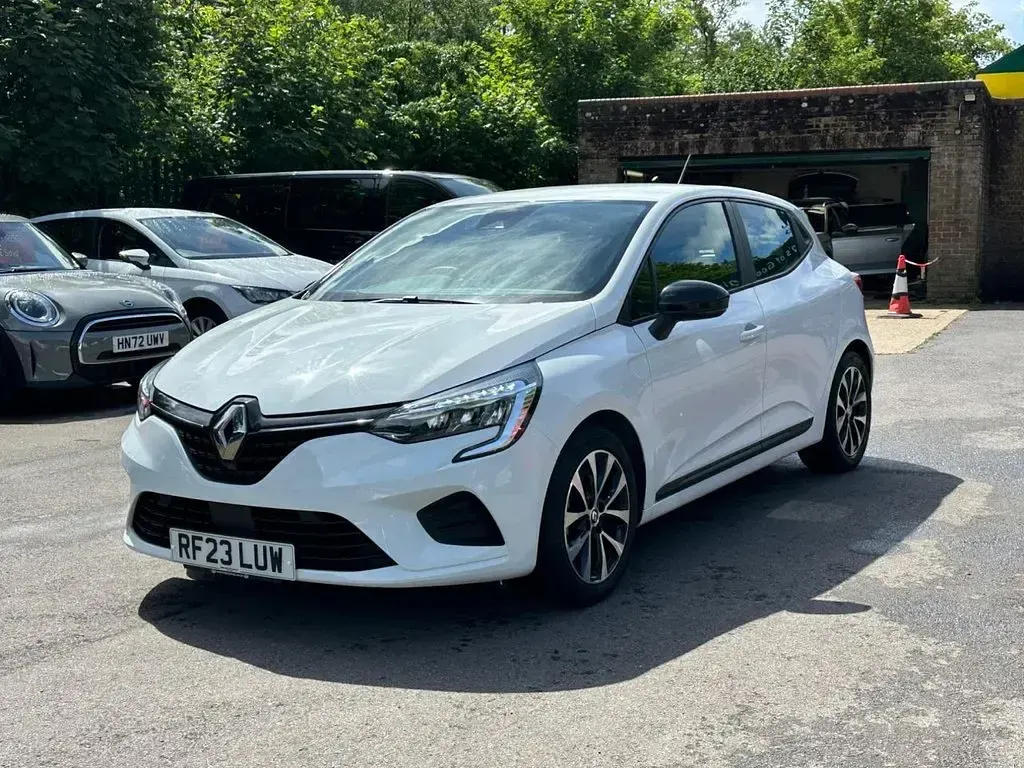 Used Renault Clio V Evolution 145 HP (106 kW) 2023 White Hatchback