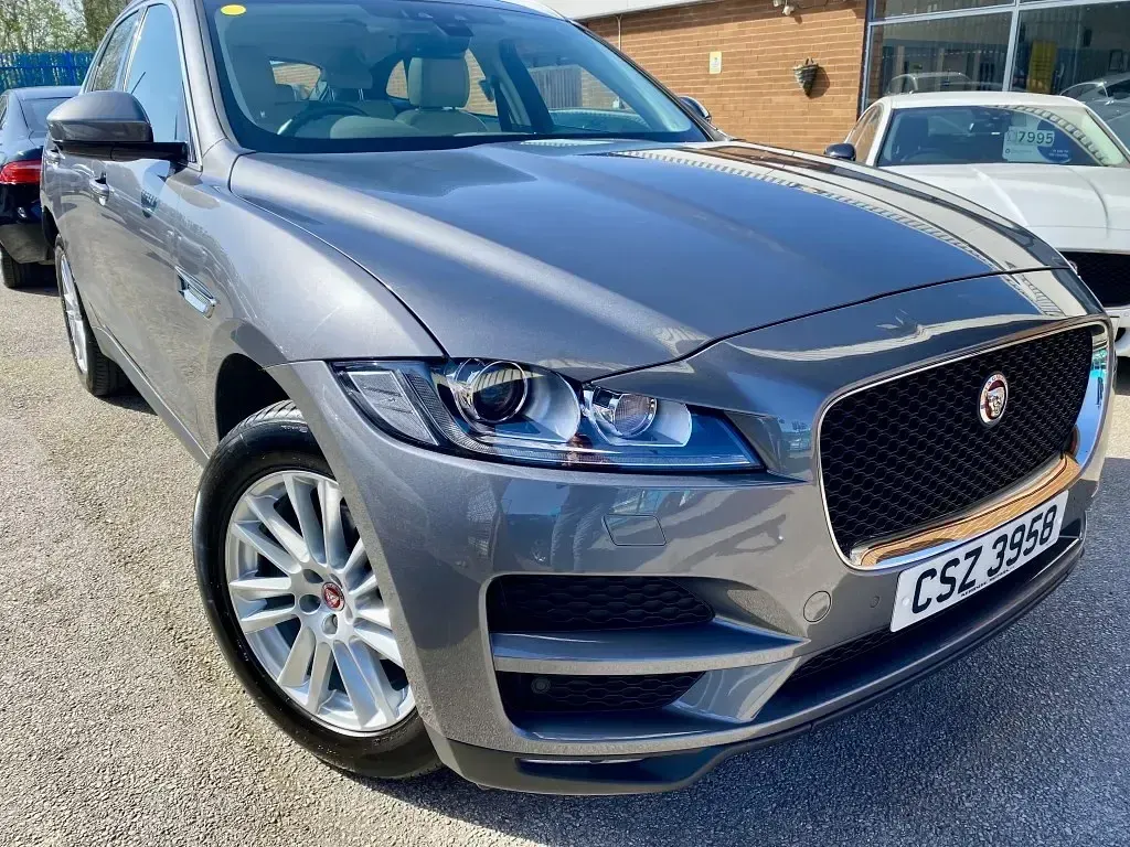 Begagnad Jaguar F-Pace Portfolio 180 HK (132 kW) 2018 Grå SUV