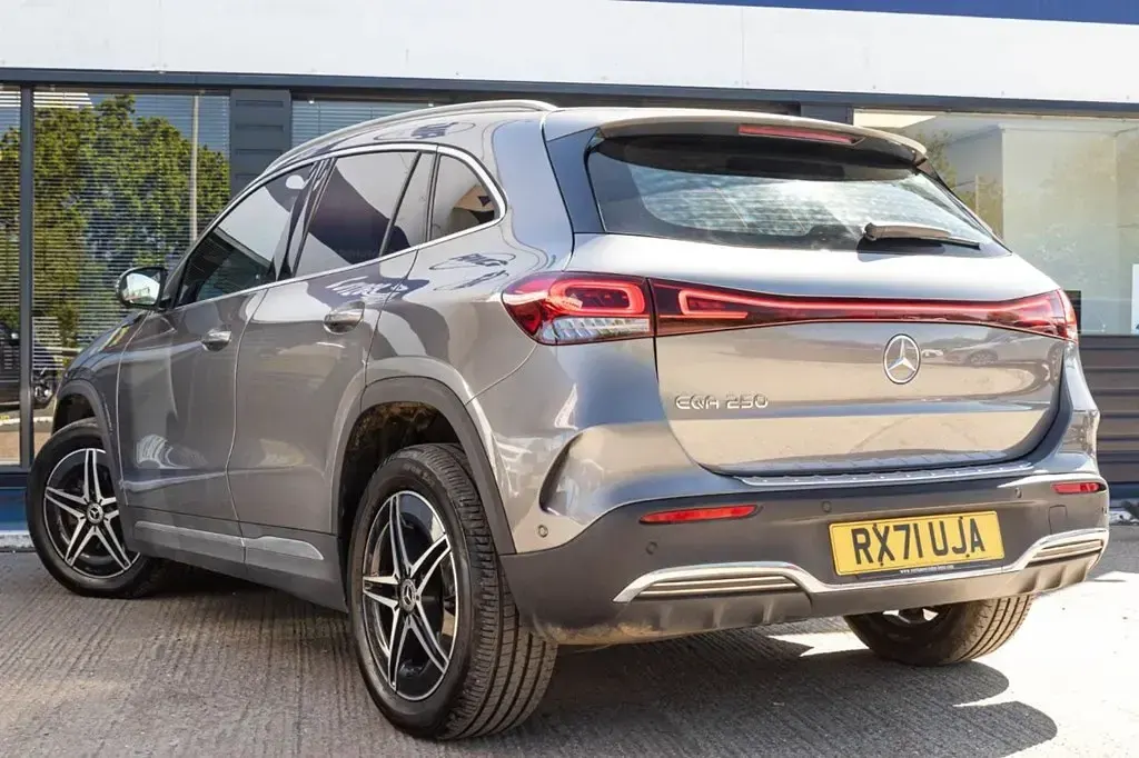 Käytetty Mercedes EQA250 AMG line 139 kW (190 HP) 2021 Harmaa Katumaasturi