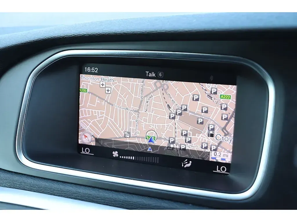 Used Volvo V40 Inscription 2018 Ice white Hatchback