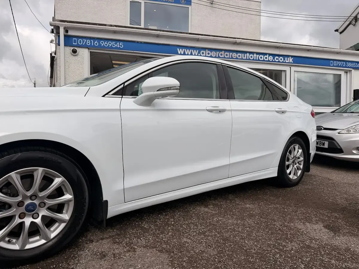 Used Ford Mondeo Zetec 120 HP (88 kW) 2017 White Hatchback