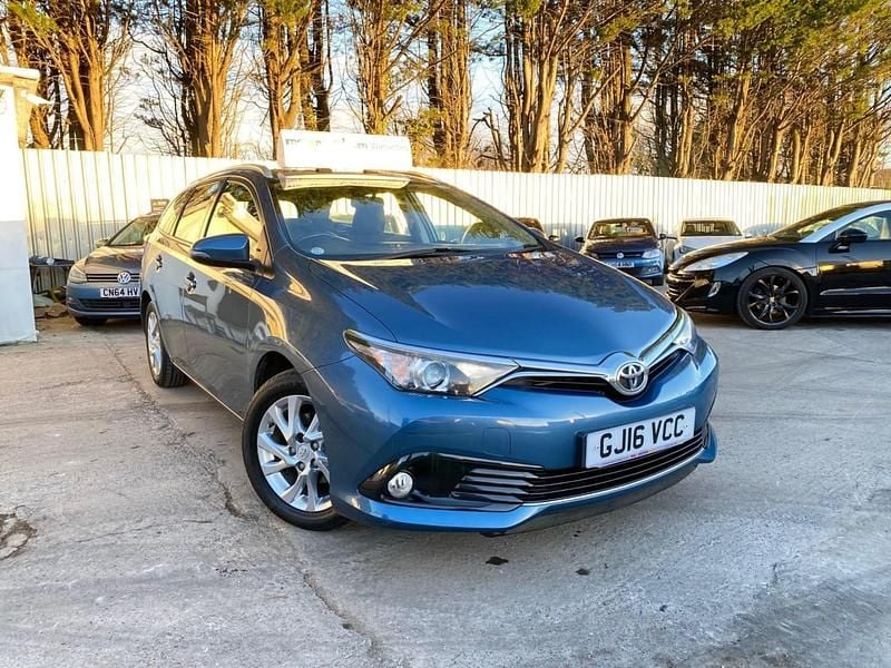 Blue Used 2016 Toyota Auris Estate | £8,495 (Good price) - Image 1/4