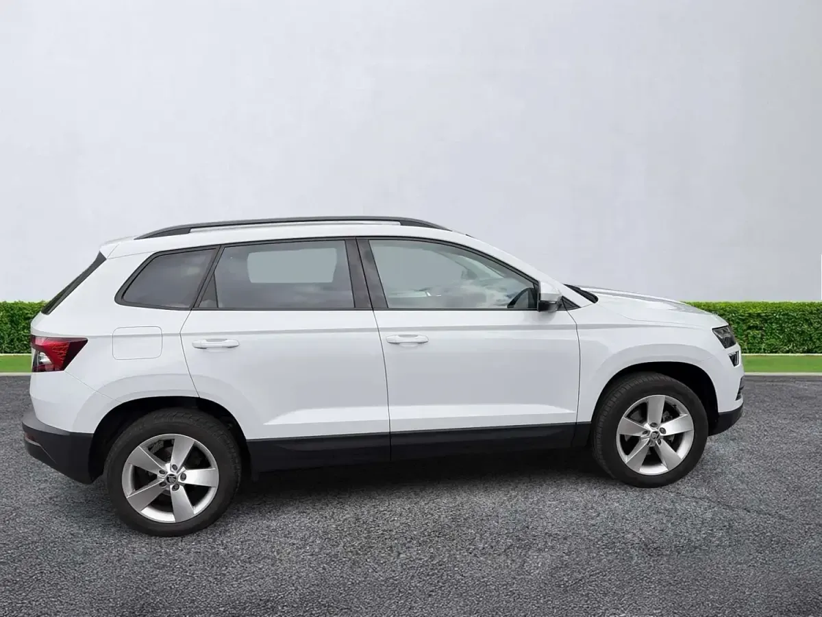 Usado Skoda Karoq SE 116 CV (85 kW) 2020 Blanco SUV