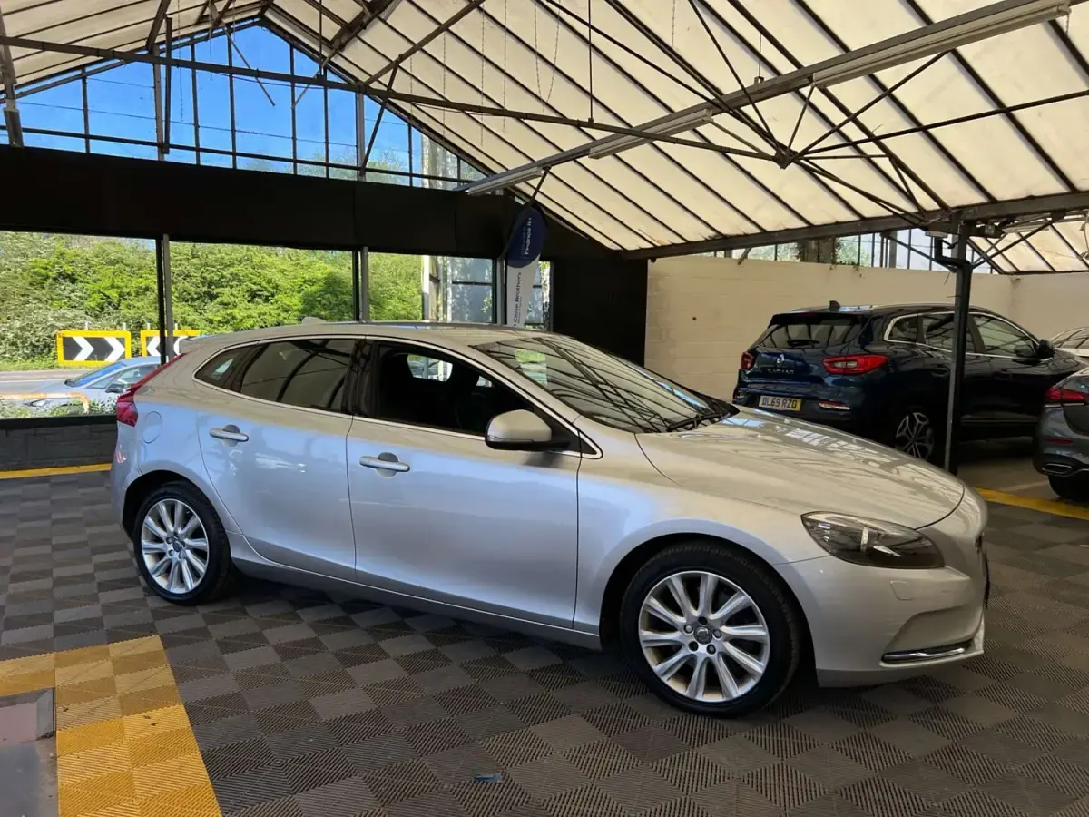 Begagnad Volvo V40 SE Lux 190 HK (139 kW) 2016 Silver Halvkombi
