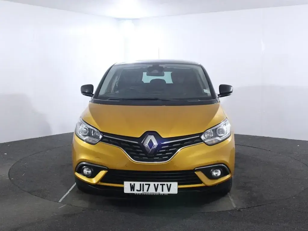 Used Renault Scénic Dynamique 130 HP (95 kW) 2017 Yellow MPV