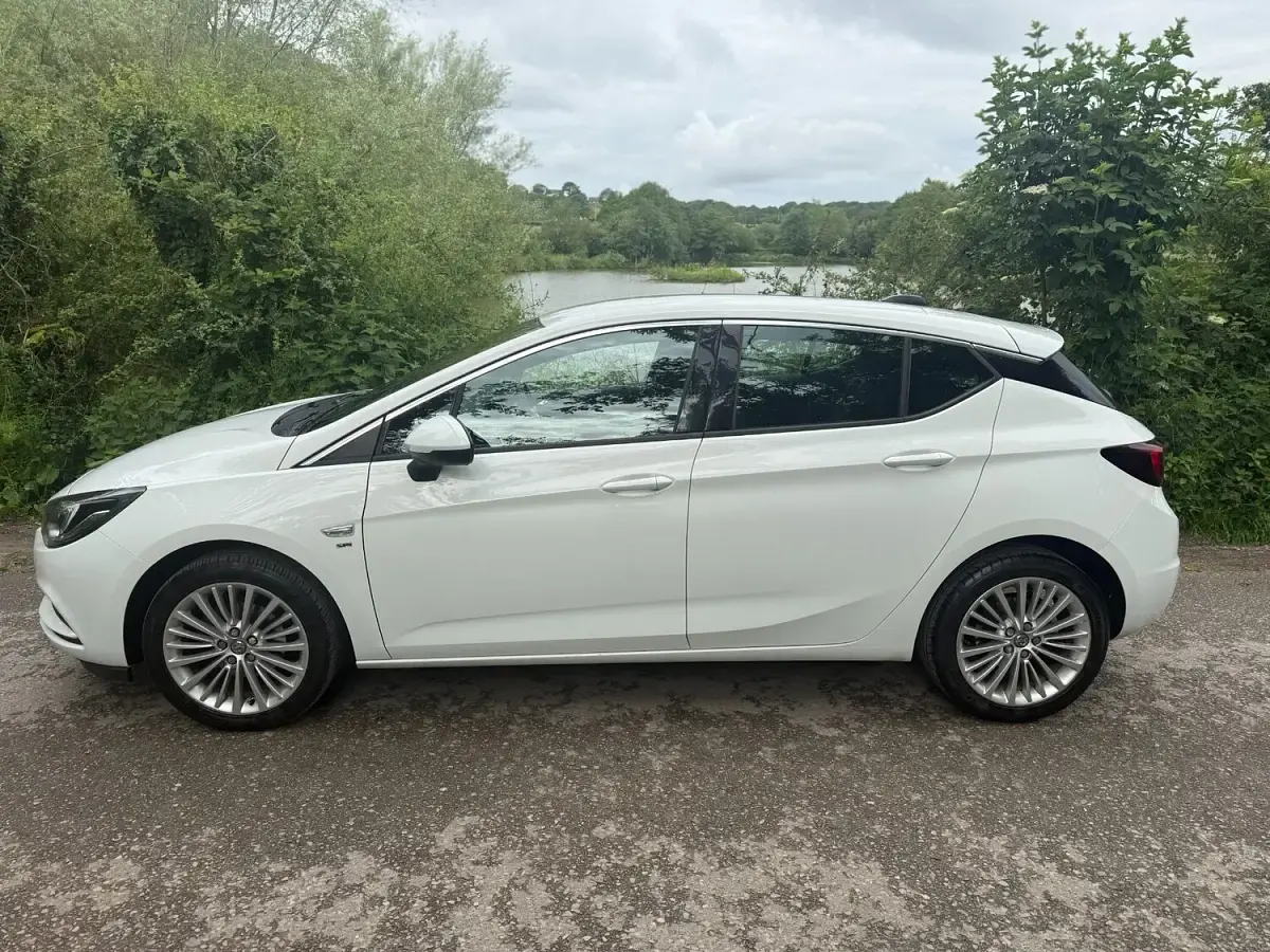 Used Vauxhall Astra SRi 2016 White Hatchback