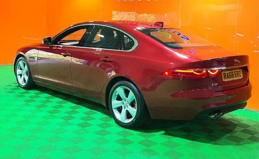 Used Jaguar XF Portfolio 180 HP (132 kW) 2016 Red Sedan