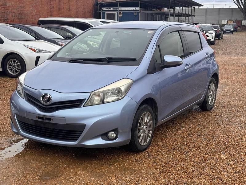 Used Toyota Yaris 99 HP (72 kW) 2013 Blue Hatchback