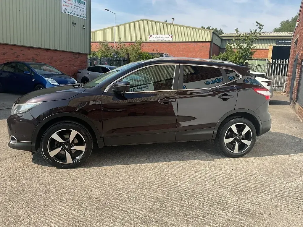 Used Nissan Qashqai N-Connecta 130 HP (95 kW) 2016 Black SUV