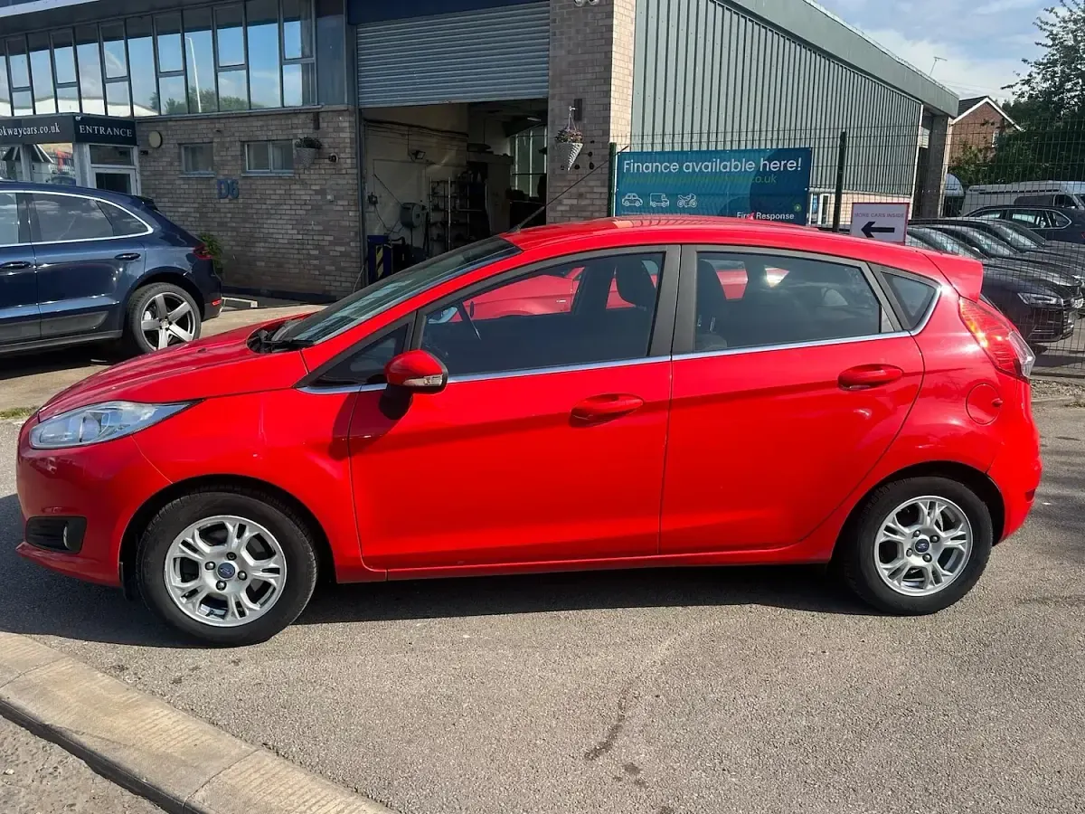 Used Ford Fiesta Zetec 95 HP (69 kW) 2014 Red Hatchback