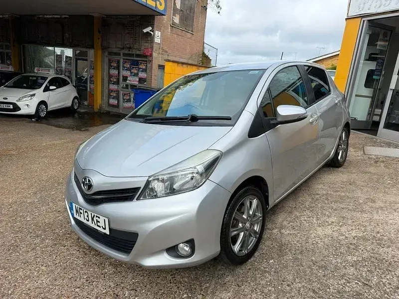 Używany Toyota Yaris SR 99 KM (72 kW) 2013 Srebrny Hatchback