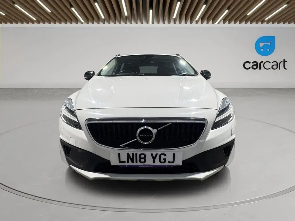 Used Volvo V40 Pro 152 HP (111 kW) 2018 White Hatchback