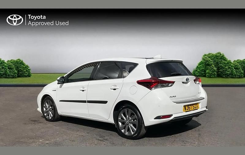 Used Toyota Auris Hybrid 136 HP (100 kW) 2017 Pure white Hatchback